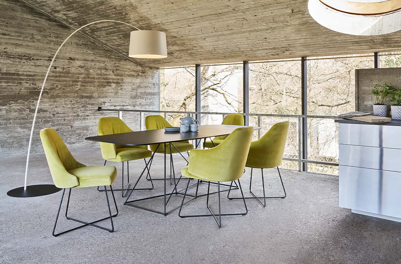 Gepolsterte Stühle mit weicher Sitzfläche und geformter Rückenlehne.